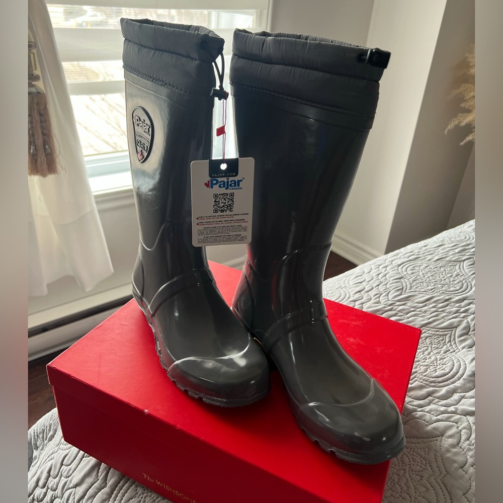 Grey Pajar "Tatiana" Patent Rubber Adjustable Toggle Rain Boots. Size 40.